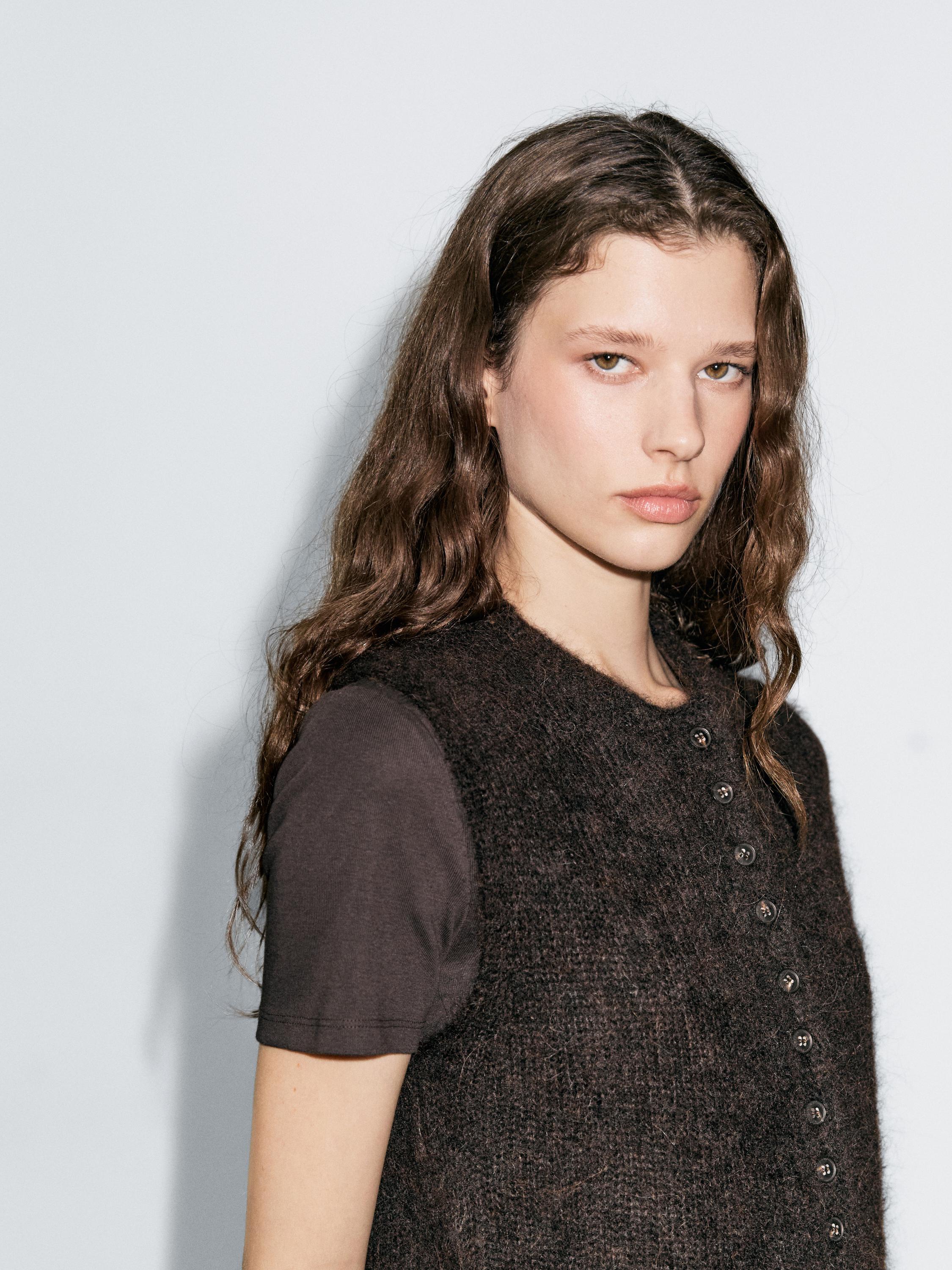 Short sleeve T-shirt with topstitching detail